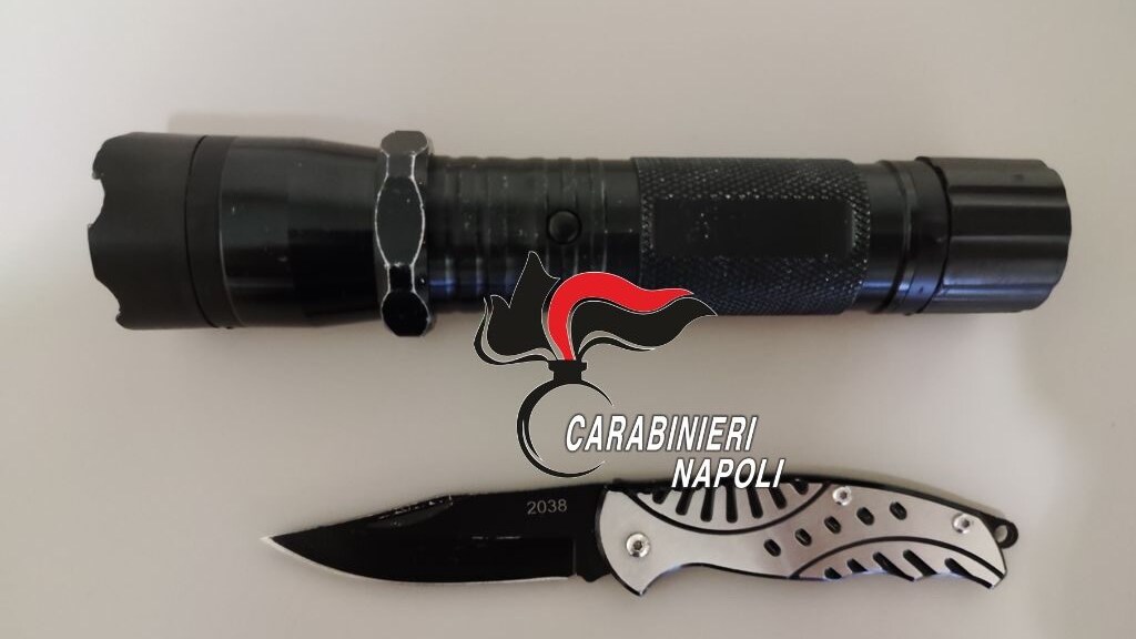 Lo storditore elettrico e il coltello a serramanico trovati addosso al 14enne che stava entrando a scuola a Volla.