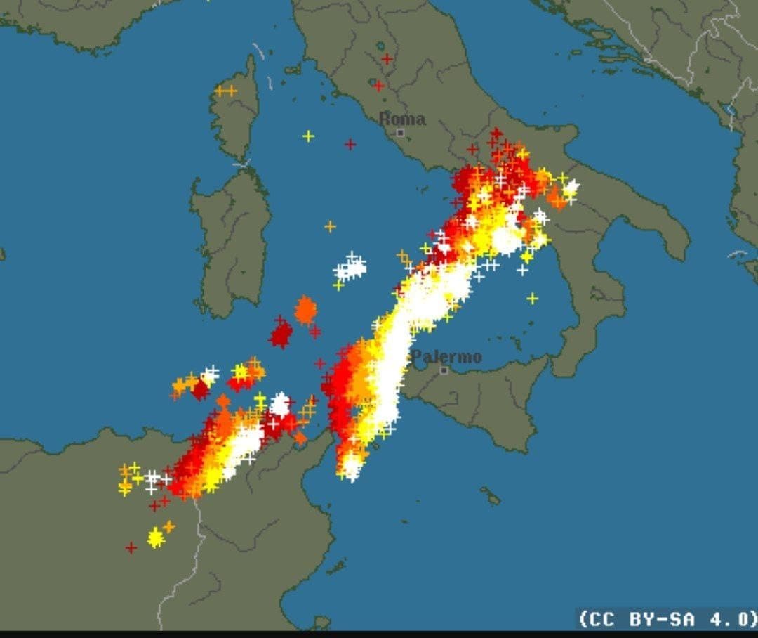 La mappa dei fulmini caduti sulla Campania questa mattina.