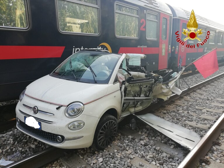 La vettura distrutta dal treno.
