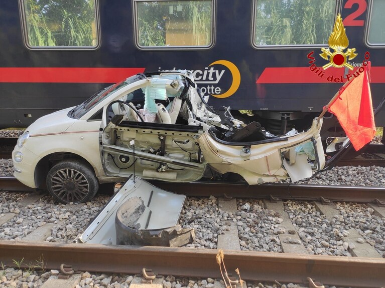 La vettura distrutta dal treno.