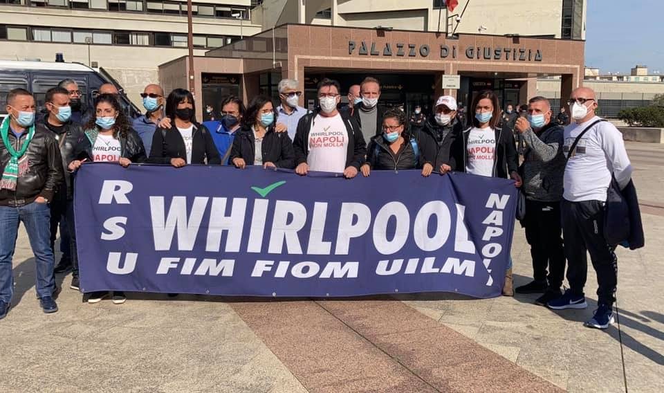 Gli operai della Whirlpool davanti al Palazzo di Giustizia di Napoli.