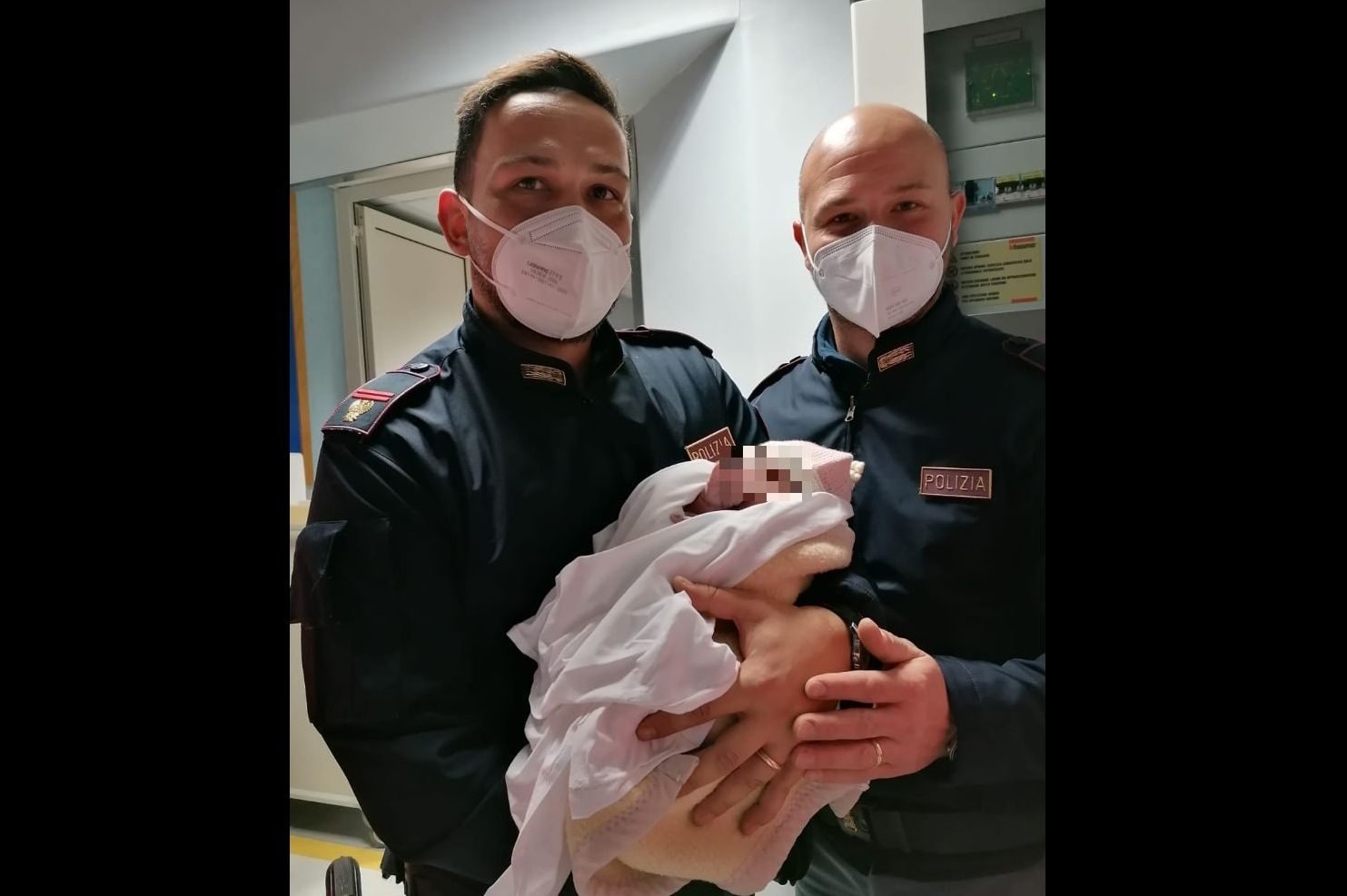 I due poliziotti con la bimba Miraco ("Miracolo")