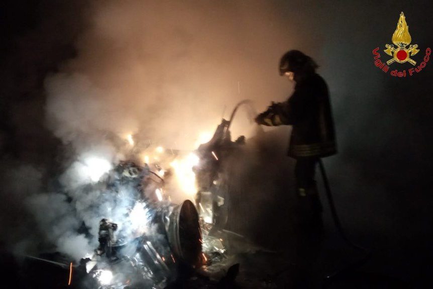 I vigili del fuoco impegnati a spegnere l’incendio