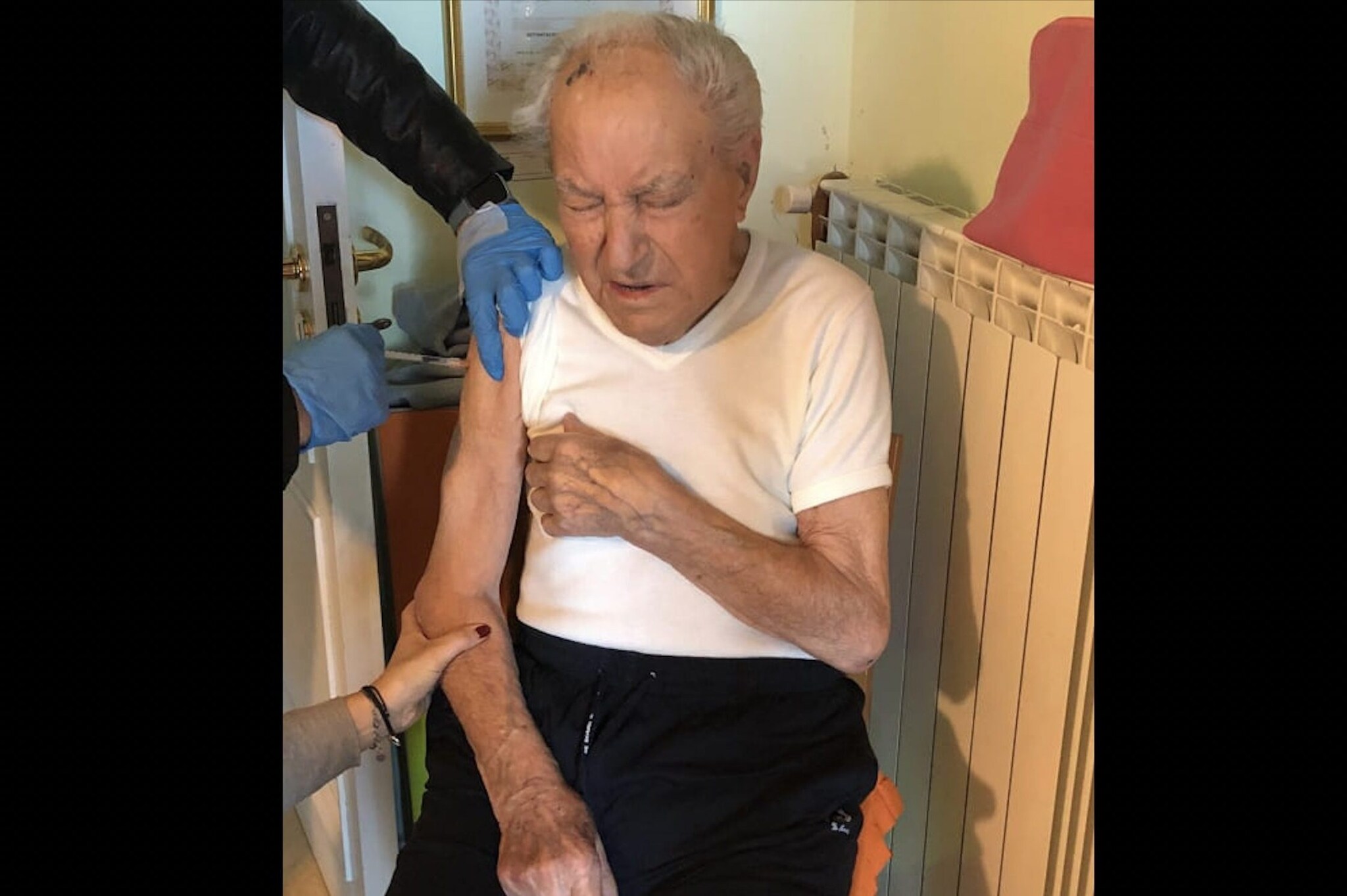 Vincenzo Buonocore mentre si sottopone alla terza dose di vaccino anti Covid.