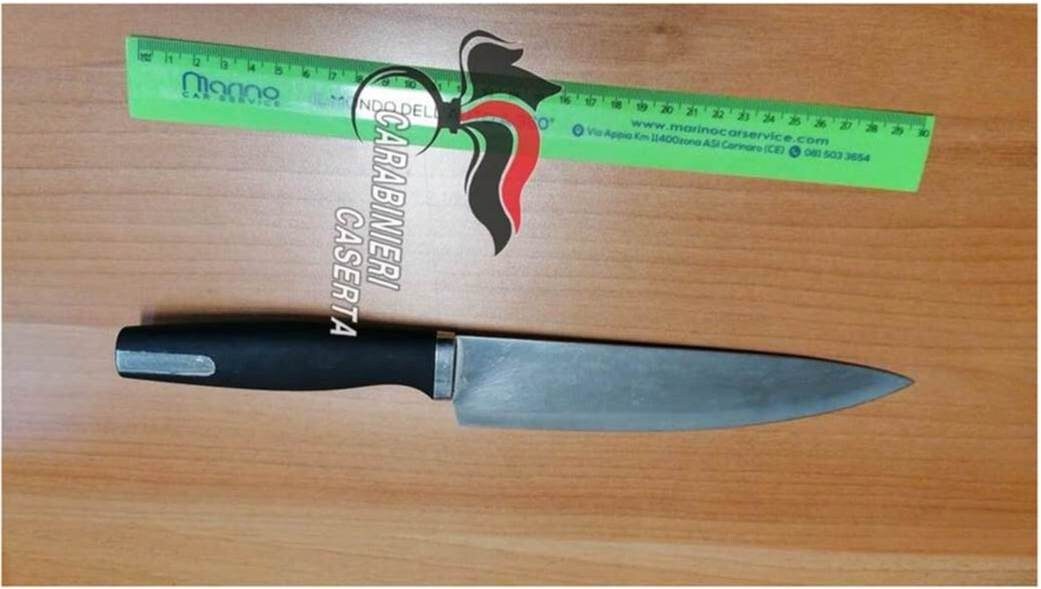 Il coltello sequestrato dai carabinieri con il quale l’uomo attendeva la compagna nascosto in casa.