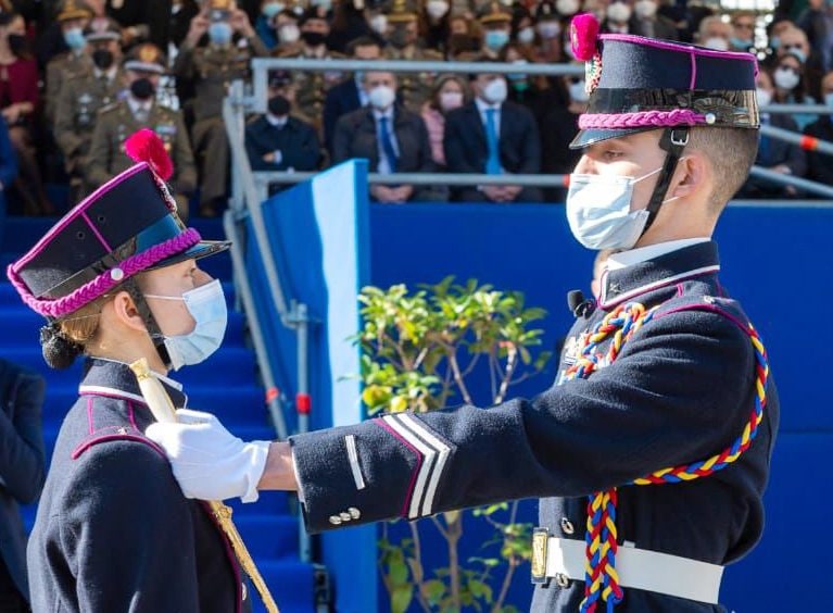La consegna dello spadino tra due allievi della Nunziatella