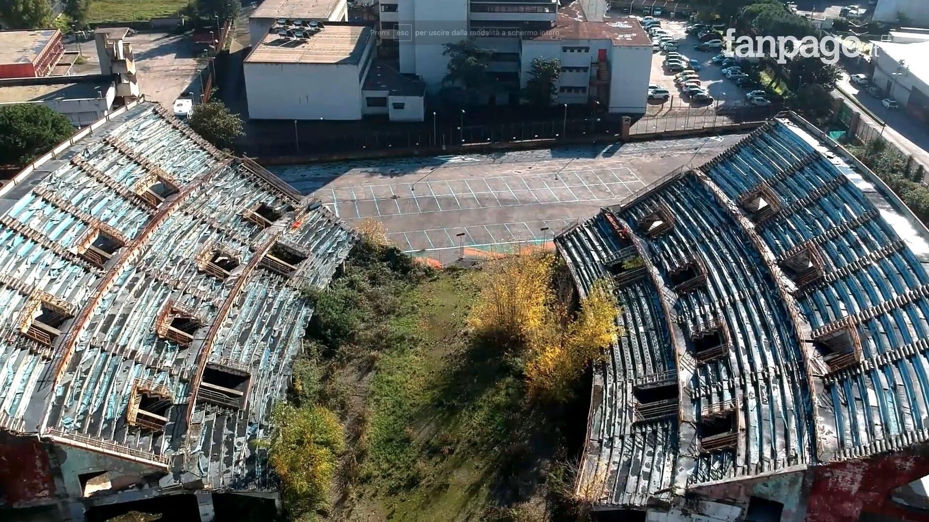 Le tribune del PalArgento, ormai ridotte a un rudere. [Foto / Fanpage.it]