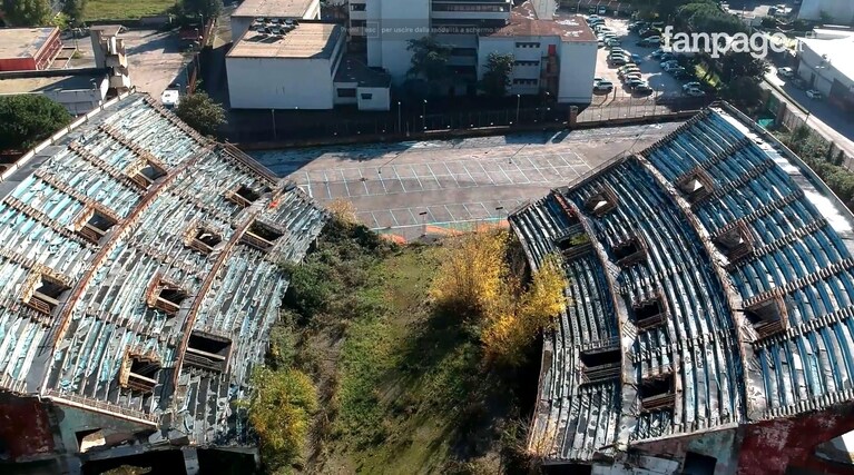Le tribune del PalArgento, ormai ridotte a un rudere. [Foto / Fanpage.it]