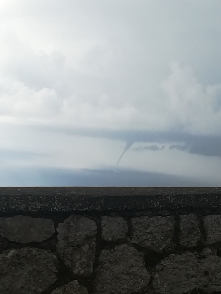 La tromba marina di questa mattina al largo della Costiera Amalfitana. (Foto di Luigi Morrone)