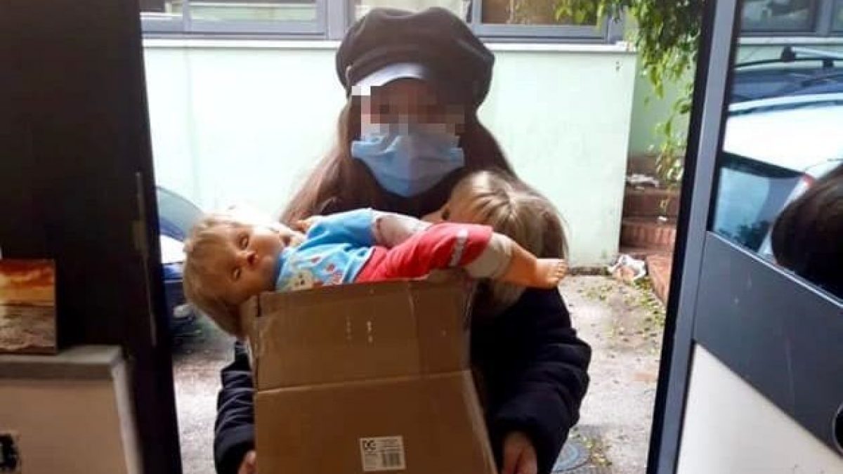 La piccola Anna con i doni portati al comune di Bacoli.