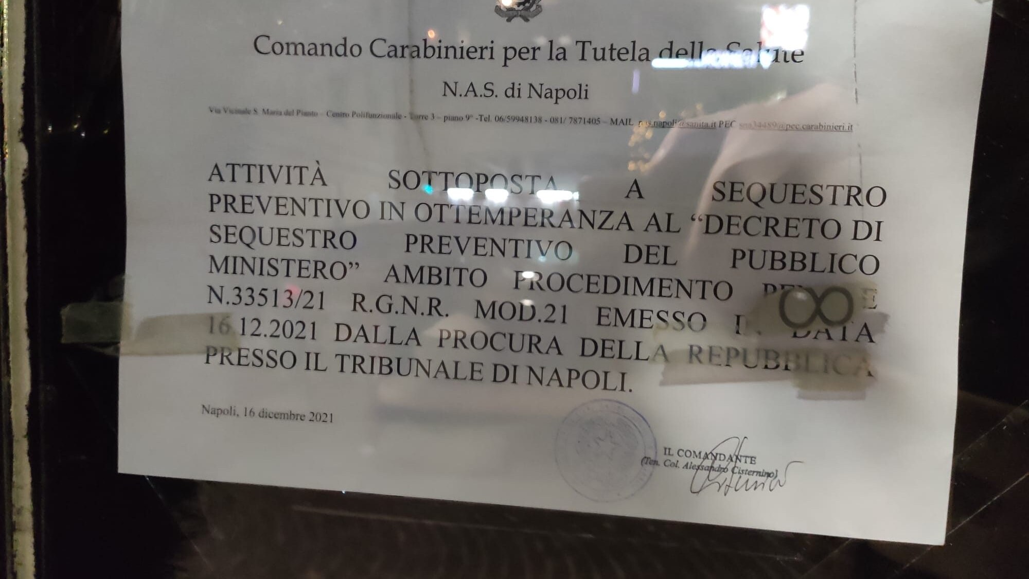 Il cartello apparso oggi all'esterno del ristorante del Vomero.