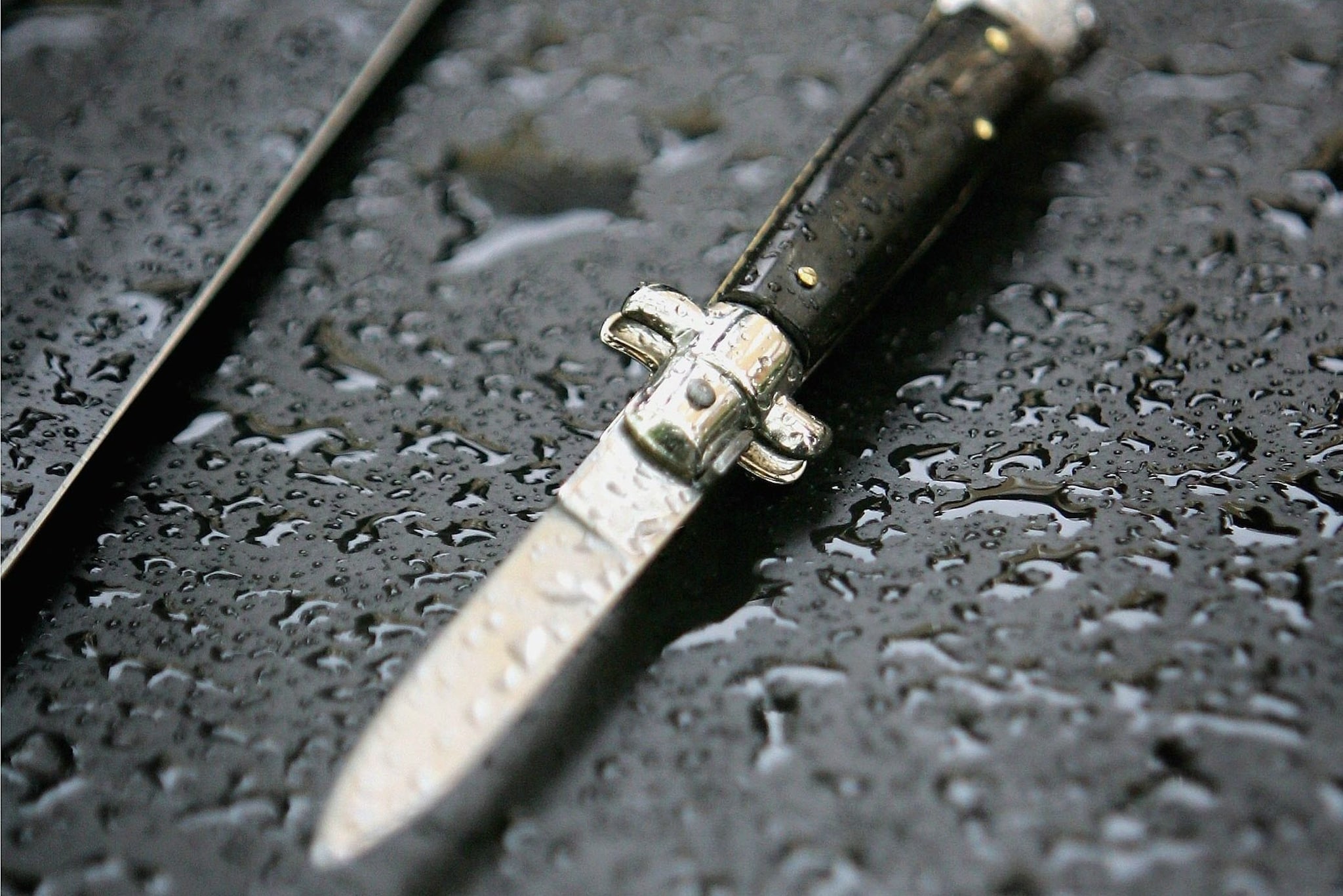 Litiga con la fidanzata e la pugnala, 18enne denunciato non potrà entrare nei locali del Lungomare