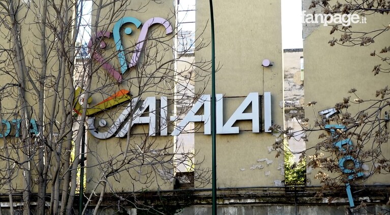 La scritta "Jai Alai" nel dicembre 2017. Ai lati, si intravedono ancora "pelota" e "Napoli", quest'ultima già parzialmente caduta.