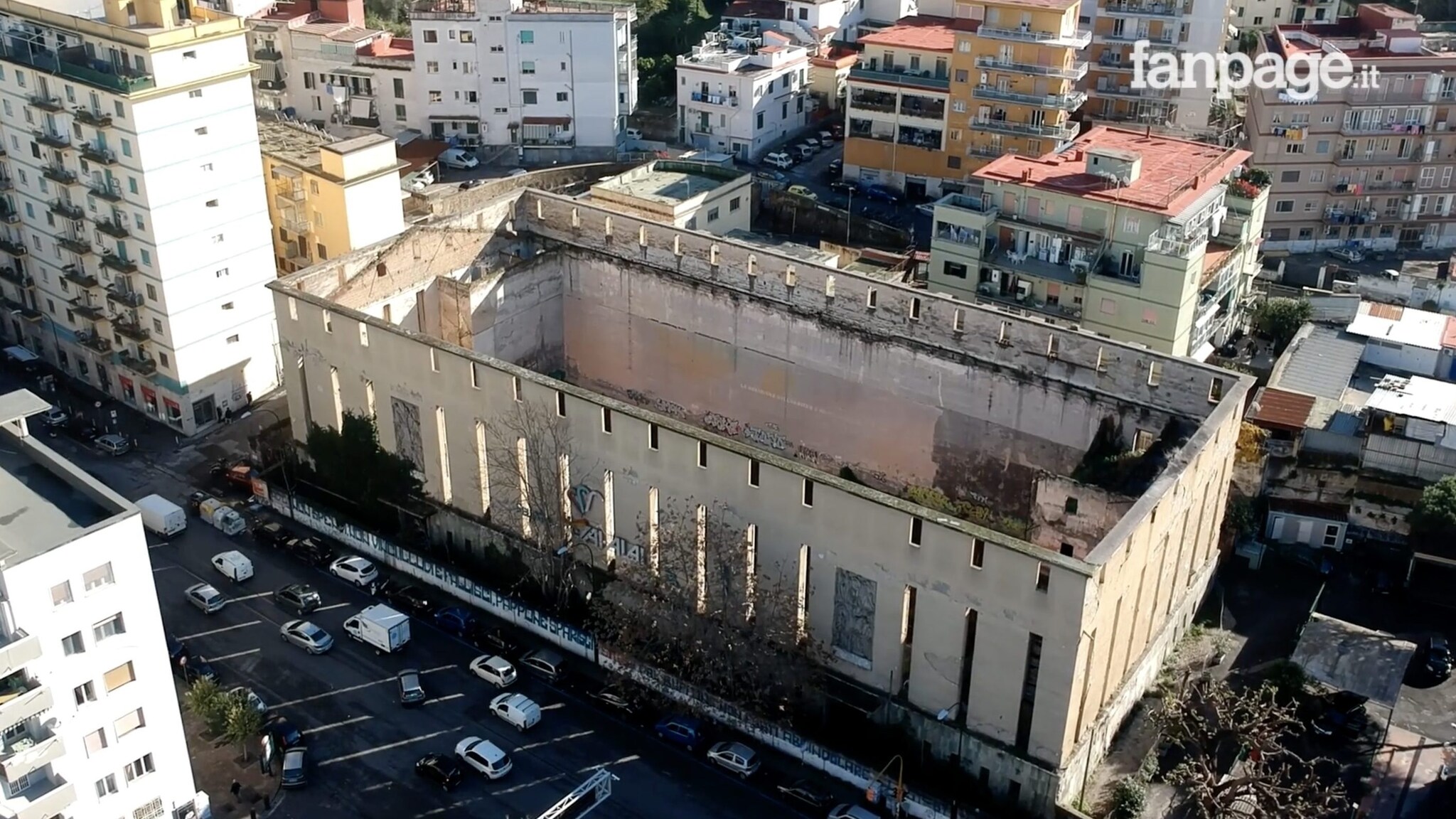 Lo Sferisterio Partenopeo distrutto e abbandonato dalla notte del 31 dicembre 1986.