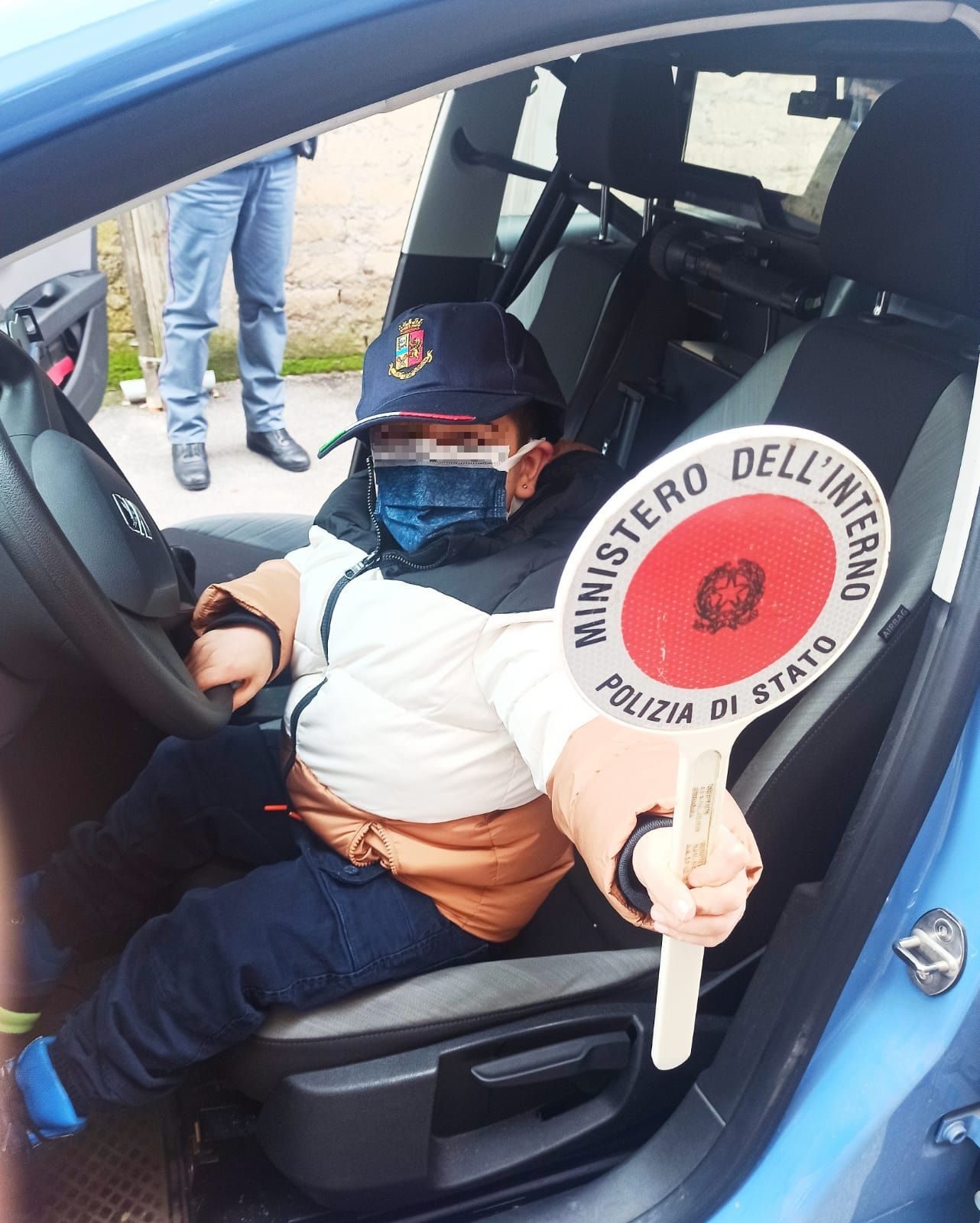 Andrea Pio a bordo di una volante della polizia.