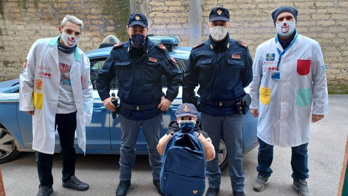 Andrea Pio e i poliziotti del commissariato di Acerra.