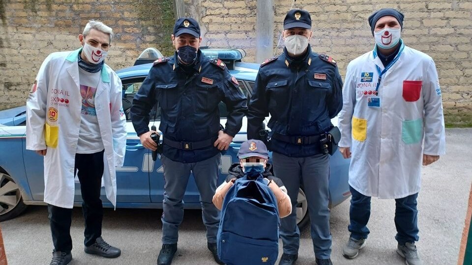 Andrea Pio e i poliziotti del commissariato di Acerra.