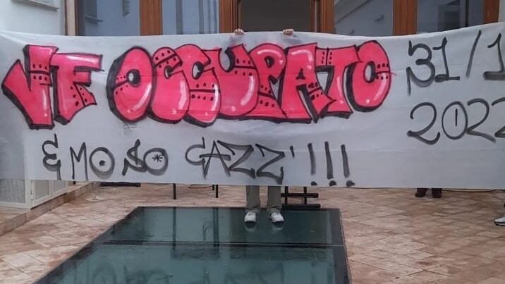 Lo striscione degli studenti dopo l'occupazione del liceo Vittorio Emanuele II.