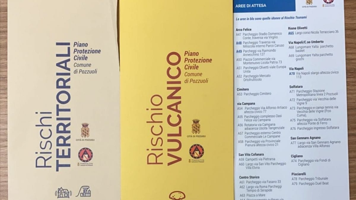 Gli opuscoli sui Campi Flegrei distribuiti dal Comune di Pozzuoli