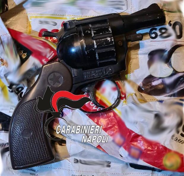 La pistola sequestrata all’88enne.
