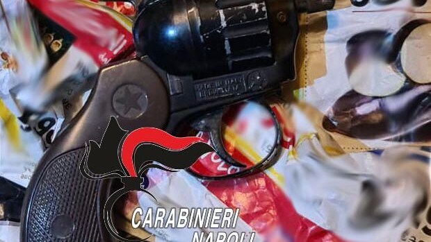 La pistola sequestrata all'88enne.