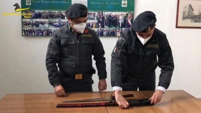 La katana sequestrata dalla Guardia di Finanza.