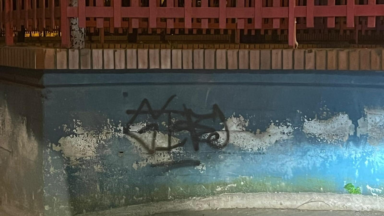 Il tag del writer sulla caserma dei carabinieri di Casoria.