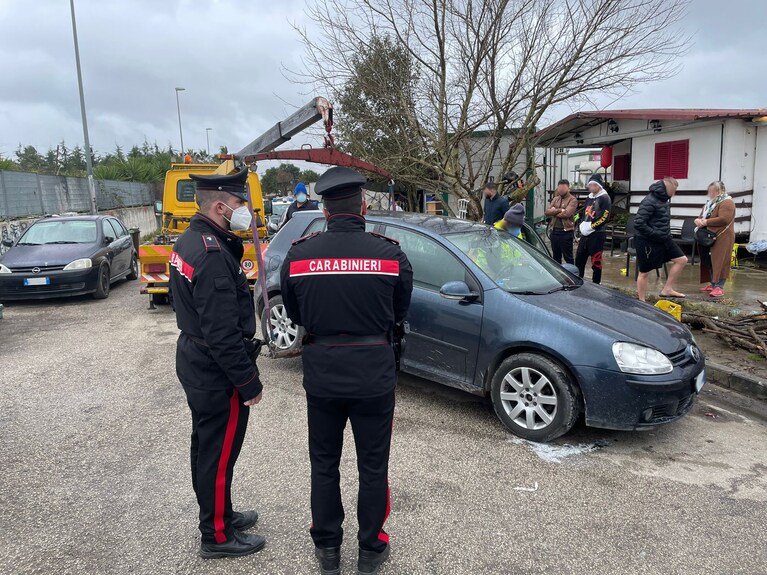 I veicoli ritrovati dai carabinieri.