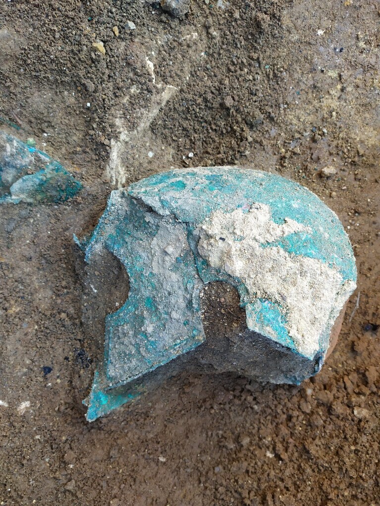 Uno degli elmi riemersi dagli scavi.