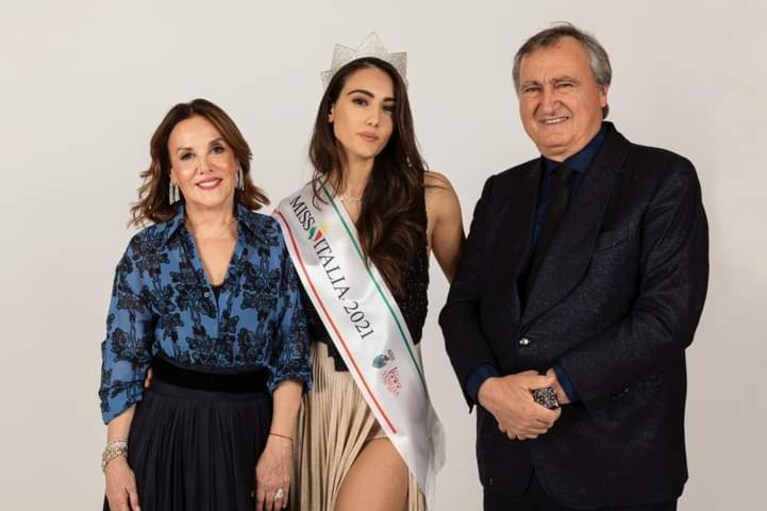 Zeudi Di Palma (al centro), eletta Miss Italia 2021, tra la patron Patrizia Mirigliani (a sx) e Luigi Brugnaro, sindaco di Venezia (a dx).