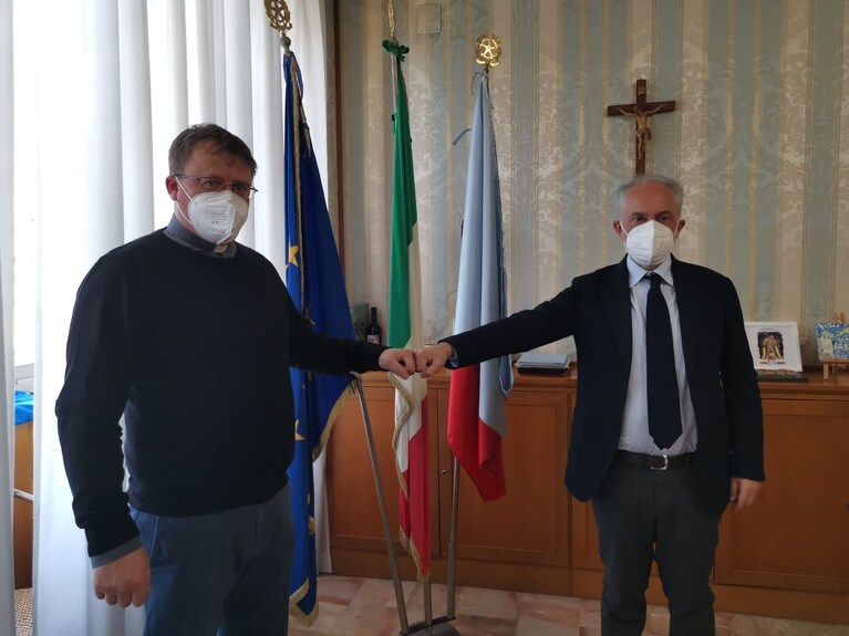 Padre Ihor Danylchuk (a sx) e il sindaco di Caserta, Carlo Marino (a dx).