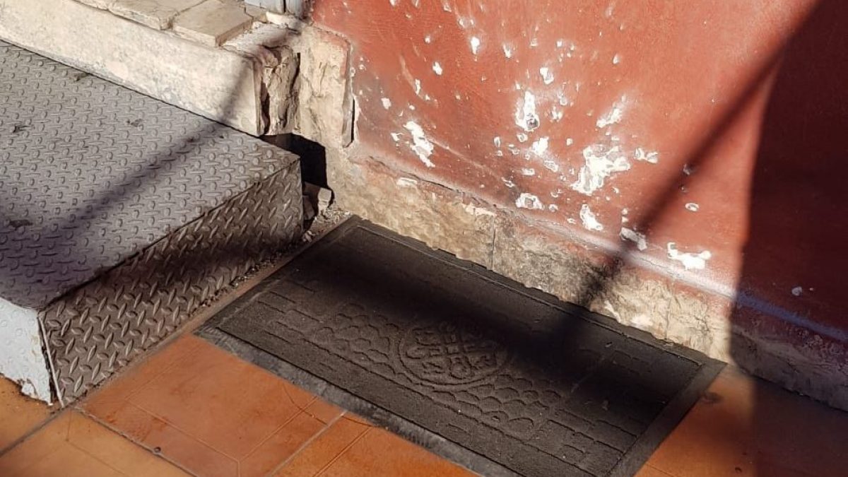 I lievi danni provocati dalla bomba esplosa questa notte