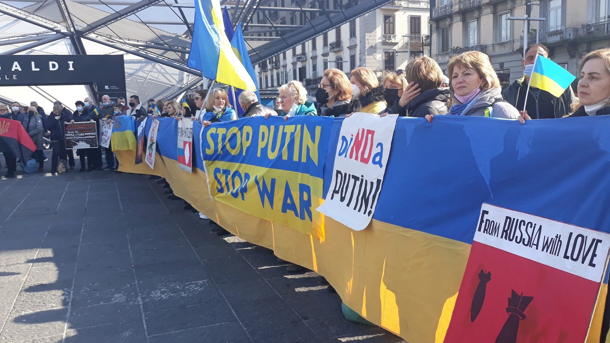 Manifestanti ucraini a Napoli (Foto / Facebook)