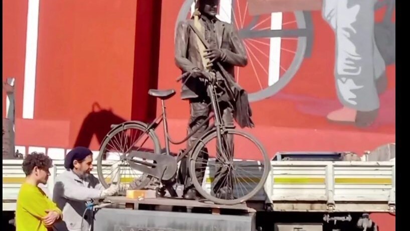 La statua di Massimo Troisi realizzata a San Giorgio a Cremano.