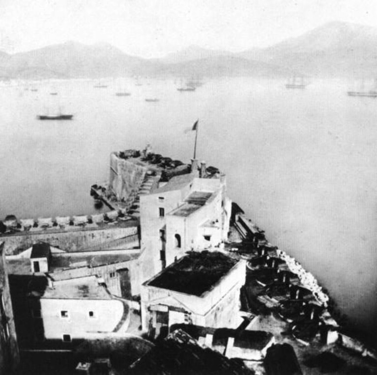 La Batteria Santa Maria subito dopo la capitolazione della Piazzaforte di Gaeta. Sullo sfondo, la Squadra Navale che aveva operato il blocco durante l'assedio. [Foto di Eugenio Sevaistre del febbraio 1861]