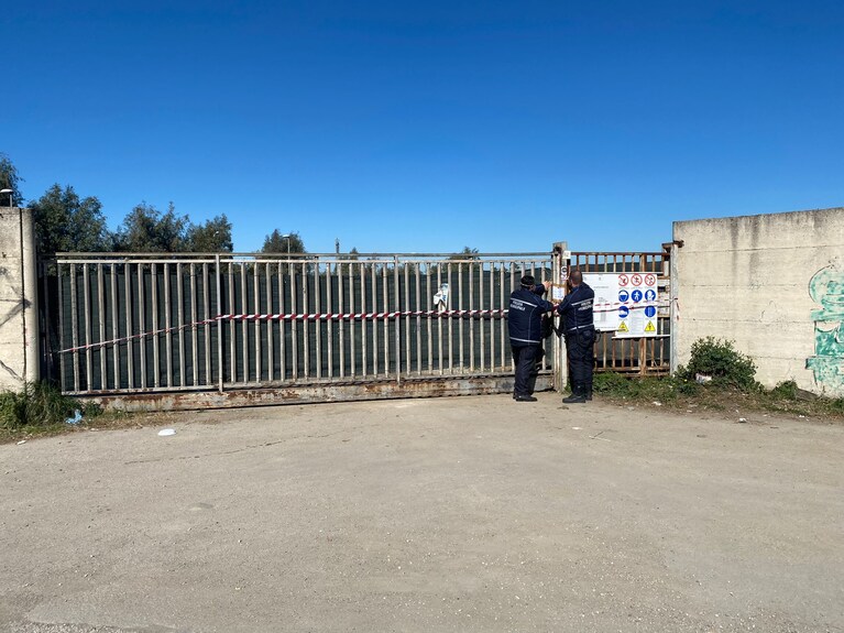 La polizia municipale di Giugliano in Campania mentre procede al sequestro.