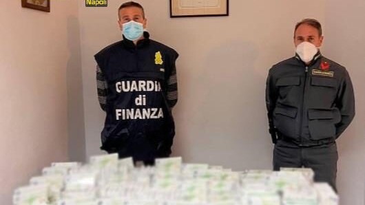 Tamponi rapidi antigenici e mascherine sequestrate a Napoli dalla Guardia di Finanza.