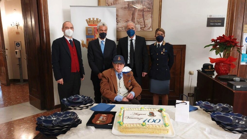 Vincenzo Caracciolo in Questura per festeggiare i suoi 100 anni.