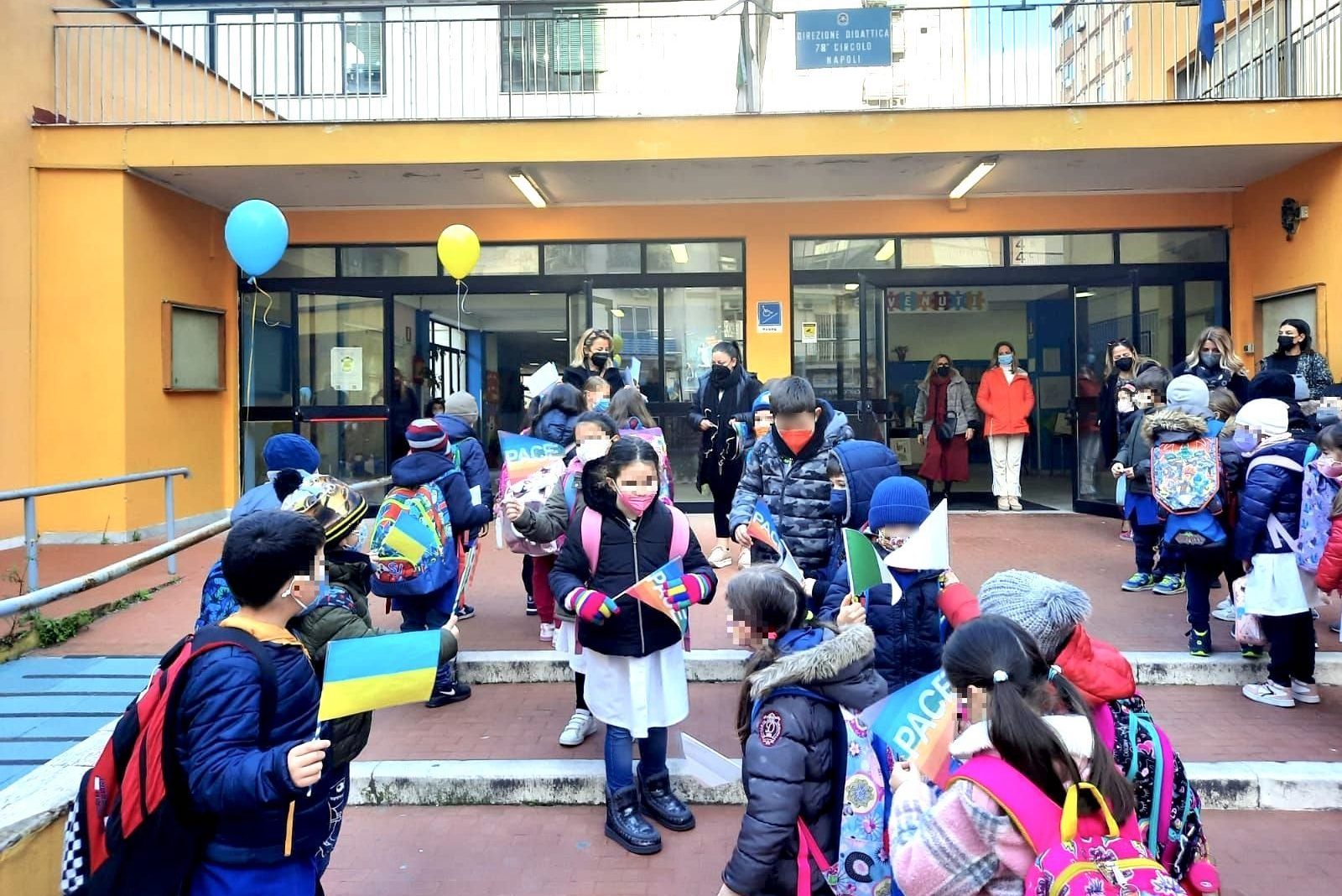 Festa a scuola per i bimbi profughi ucraini, accolti con bandiere di ...
