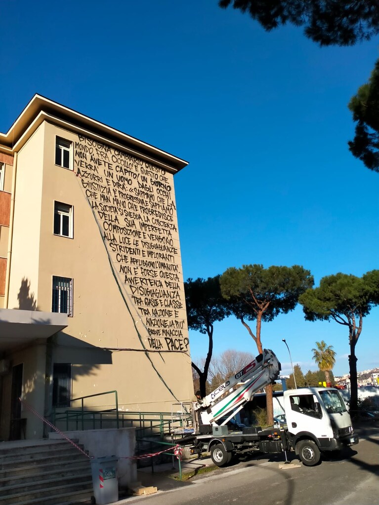 Il testo di Pasolini che fa sfondo all'opera di Jorit.
