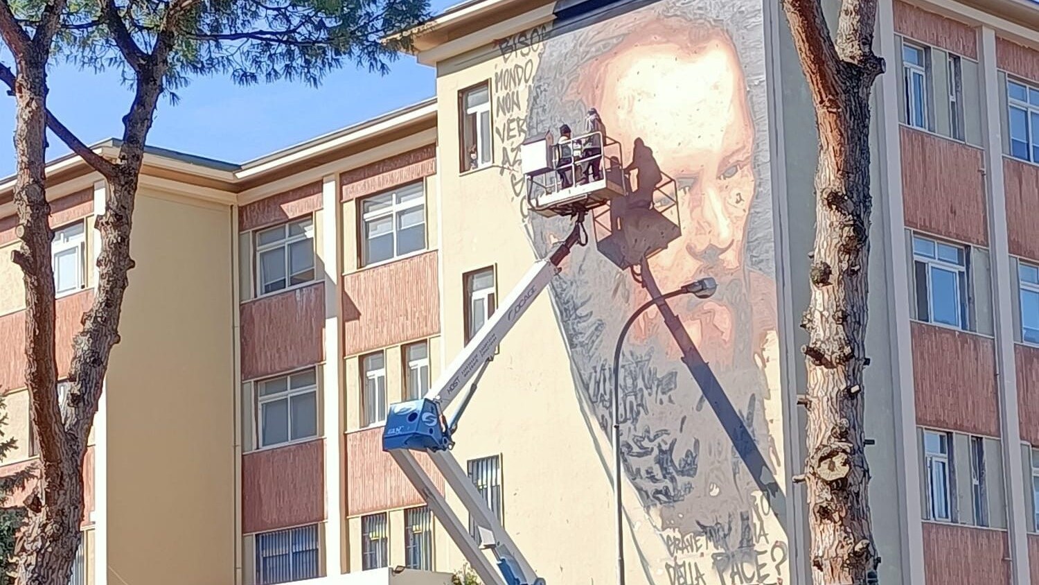 Il murale di Fëdor Dostoevskij in realizzazione. [Foto / Fanpage.it]