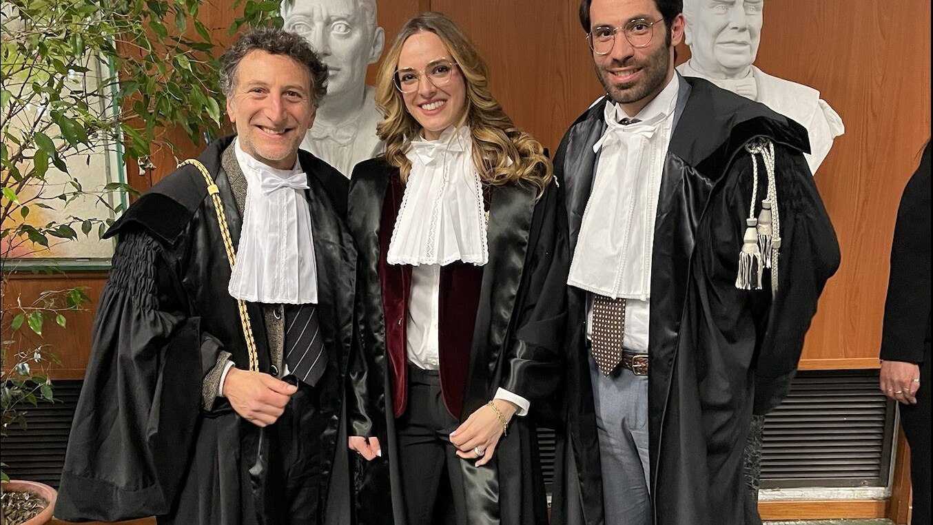 L'Avvocato Antonio Tafuri presidente COA Napoli (a sx), l'avvocato Ludovica Marano (al centro) e l'avvocato Carmine Foreste, Consigliere del COA Napoli.