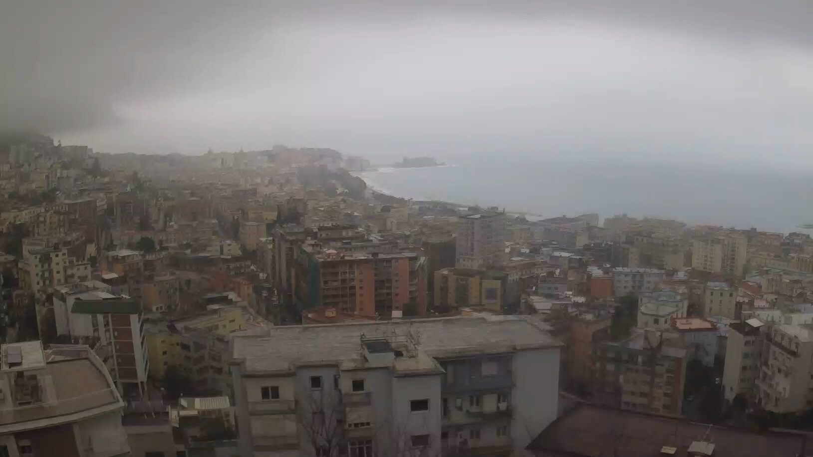 Il panorama di Napoli alle 9.20 di oggi, giovedì 31 marzo, con il Vesuvio interamente avvolto dalla nebbia.