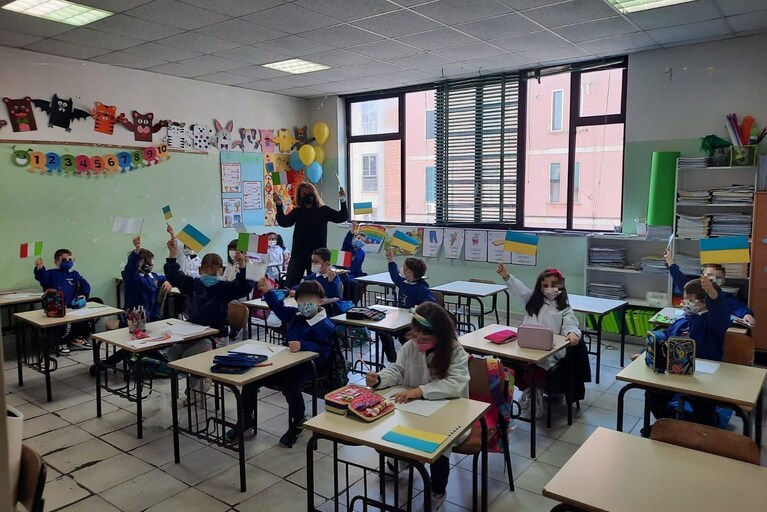 Festa a scuola per i bimbi profughi ucraini, accolti con bandiere di ...