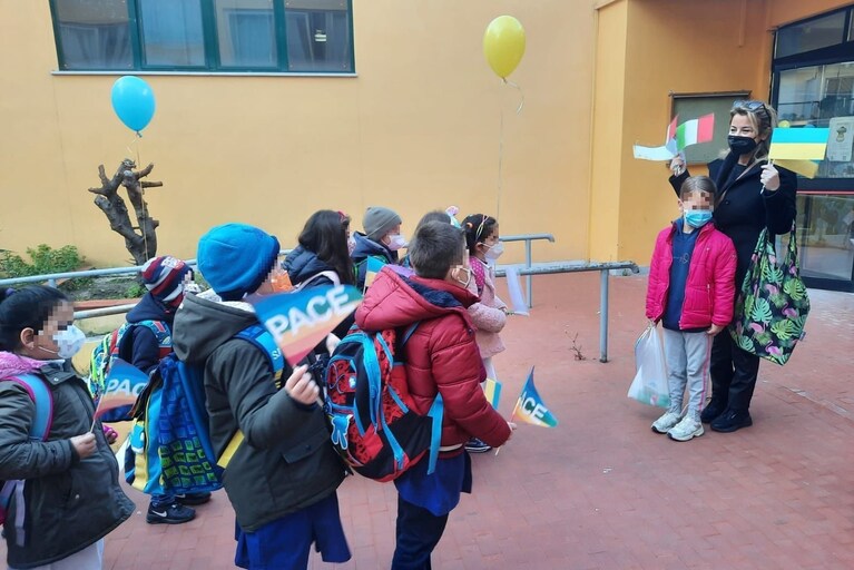 Festa a scuola per i bimbi profughi ucraini, accolti con bandiere di ...