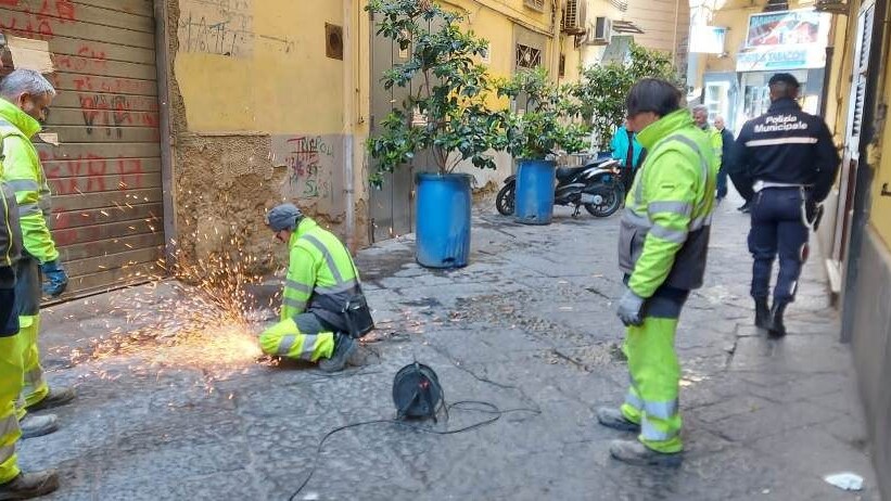La Polizia Municipale al lavoro per smontare i paletti abusivi dalle squadre dei Quartieri Spagnoli.