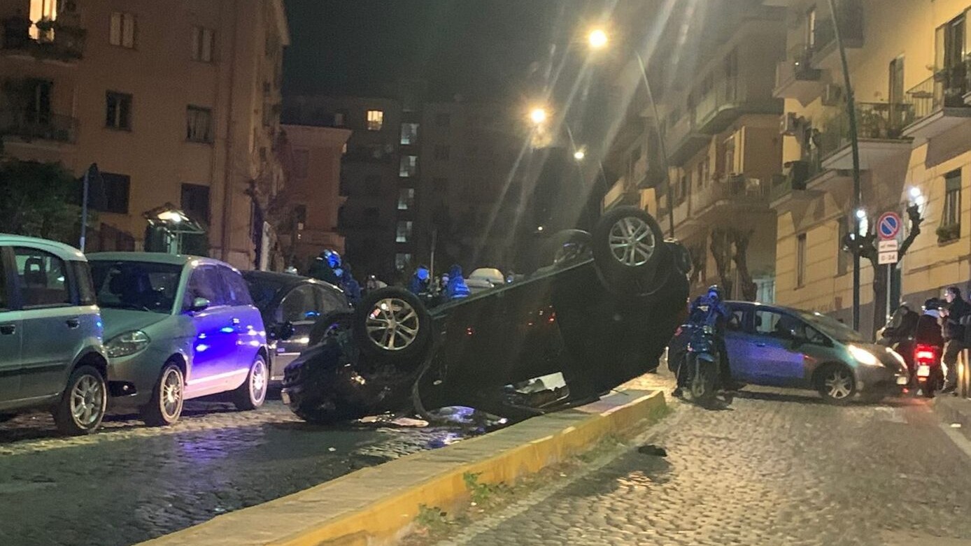 L'automobile ribaltatasi dopo l'incidente su via Girolamo Santacroce. Foto / Fanpage.it
