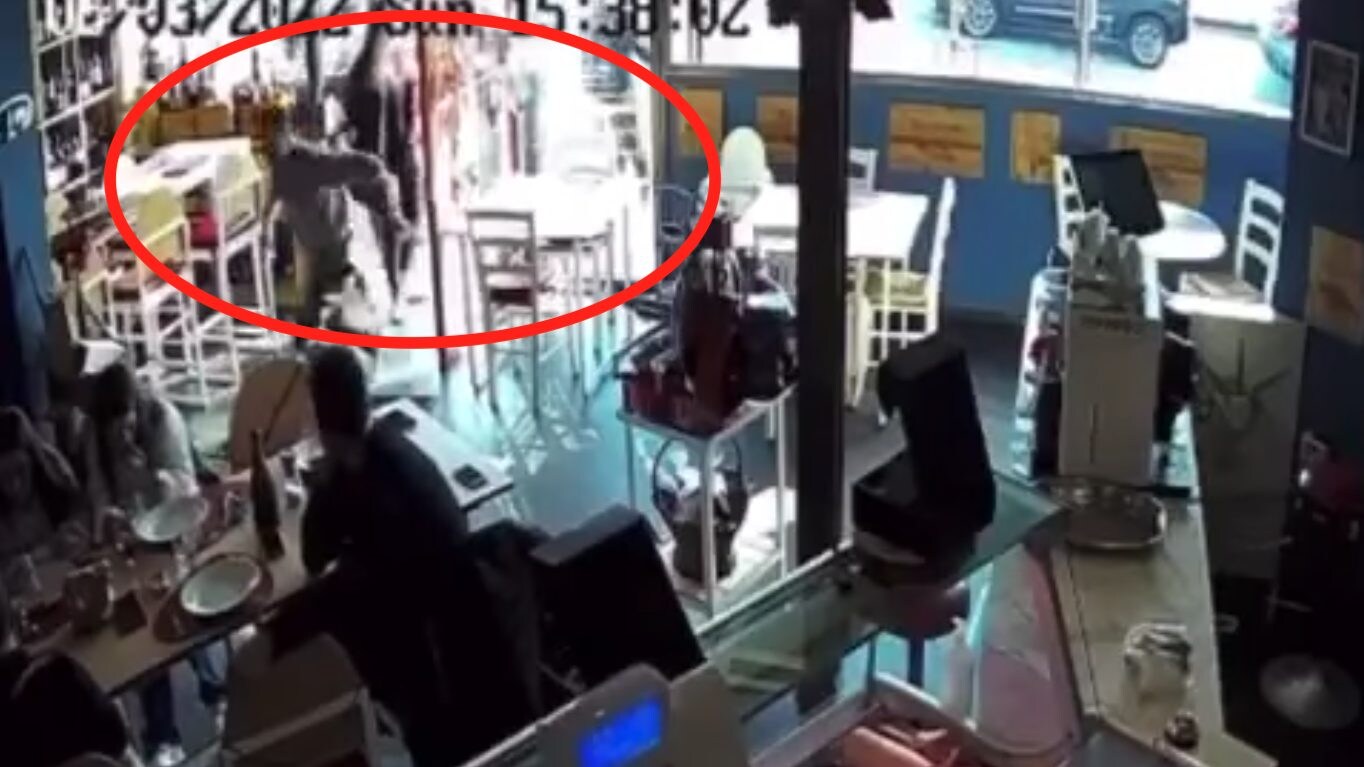 La vittima che fugge inseguito dai rapinatori.