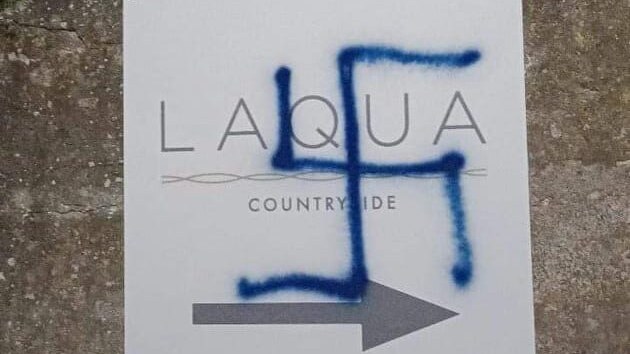 La svastica apparsa sull'insegna del ristorante di Antonino Cannavacciuolo a Vico Equense.