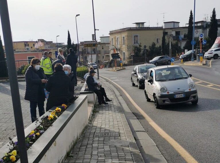Gente in strada dopo la scossa a Pozzuoli / foto Fanpage.it